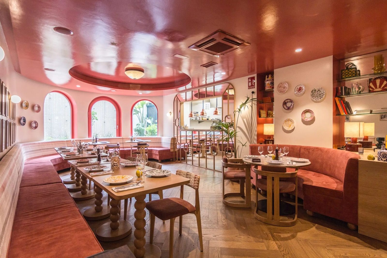 Sala Amoros en Barcelona, restaurante con arcos, decoración coral y mesas montadas para eventos