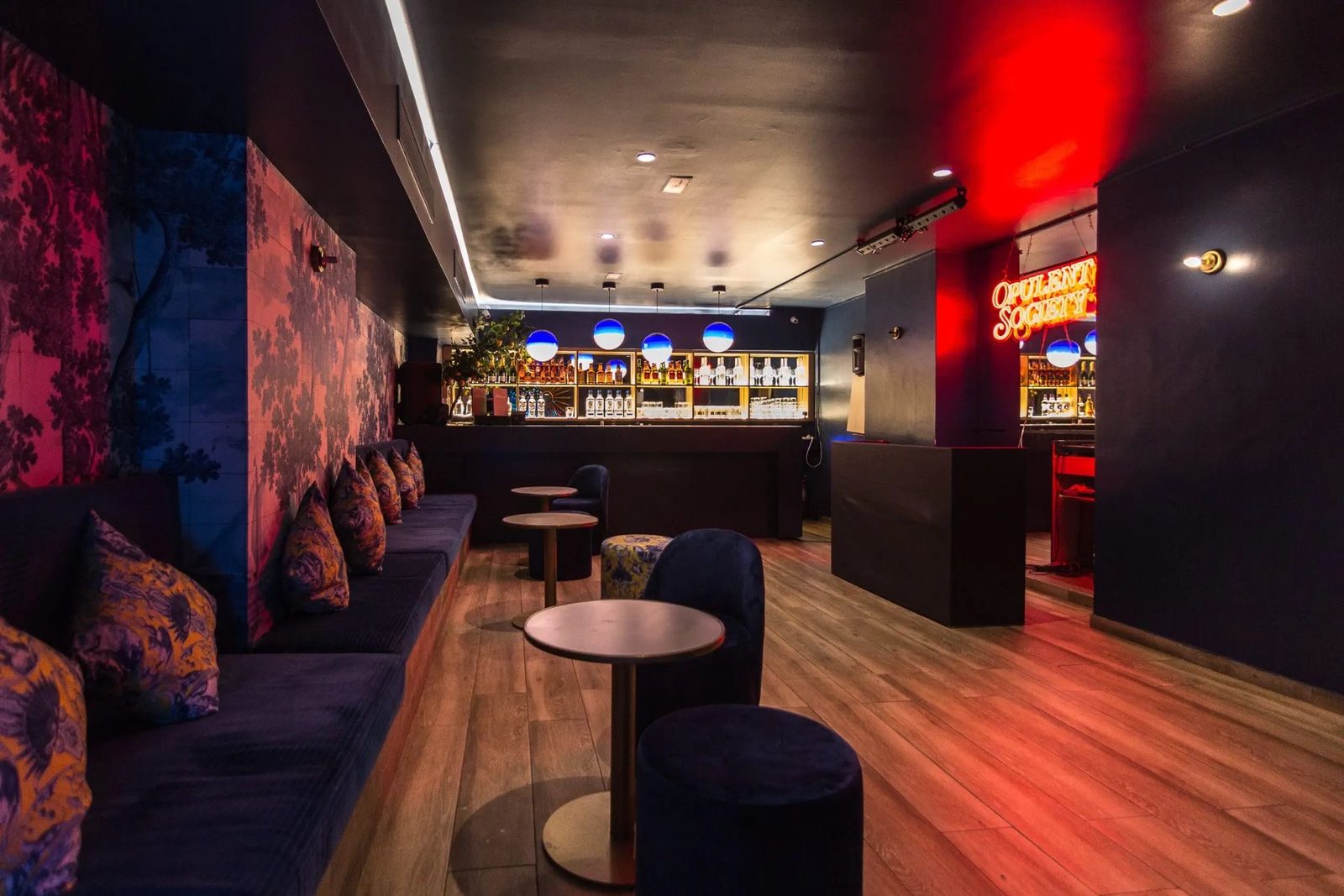 Sala Capri en Barcelona, lounge alargado con barra, sofás e iluminación azul para celebraciones