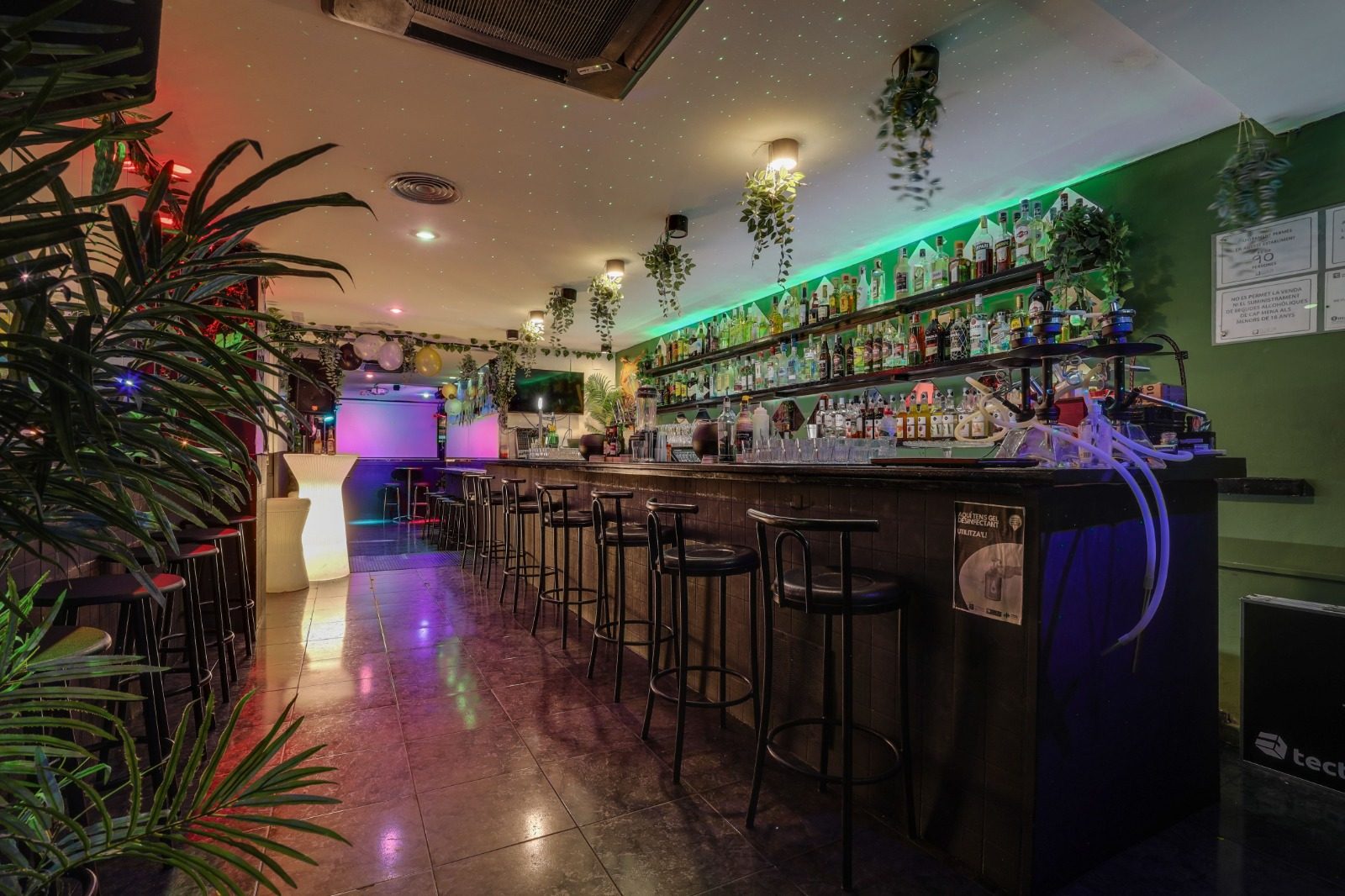 Sala L. Green en Barcelona, bar con plantas, iluminación verde y barra para fiestas privadas